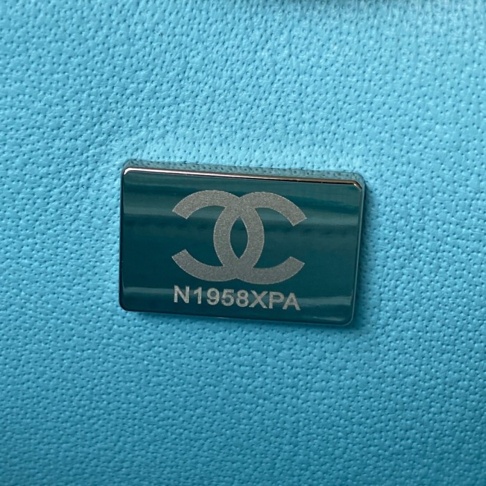  Handbag  Chanel  size 17 cm