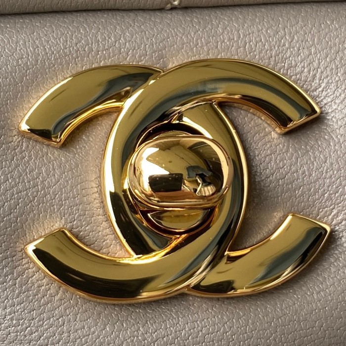 Handbag Chanel  size  17 cm