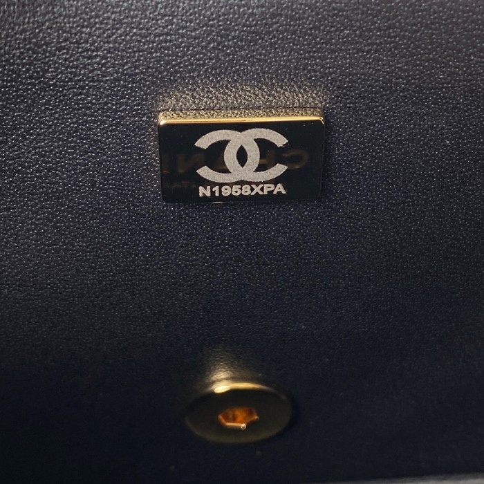 Handbag  Chanel  size 17 cm