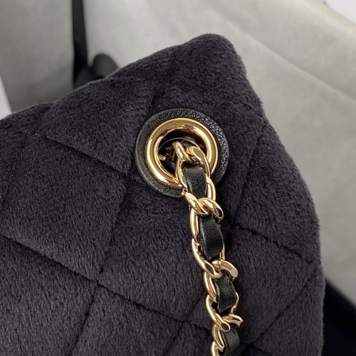  Handbag  Chanel size  17 cm