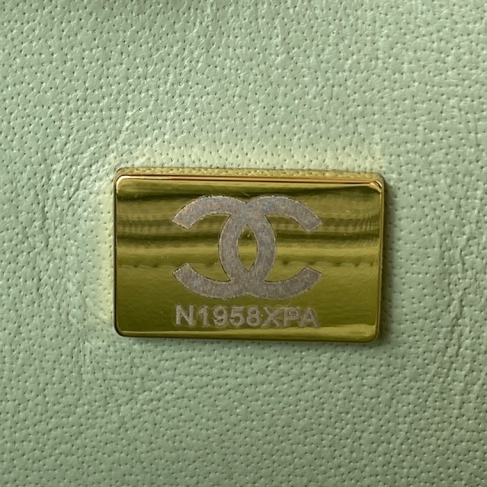  Handbag Chanel  size  20 cm