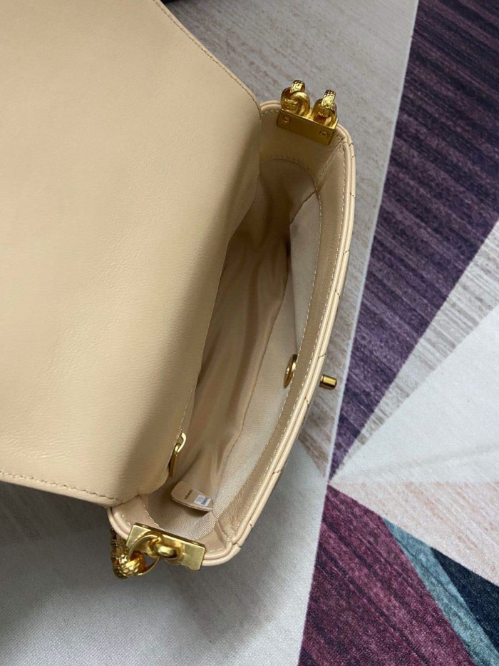  Handbag  Chanel AS2189  size 14x17.5x6 cm