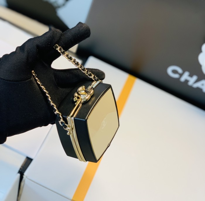  Handbag  Chanel  size  8*8*4  Cm 