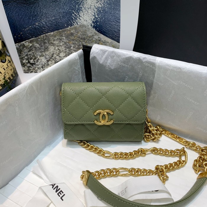  Handbag  Chanel 81156 size  12 9 2.5 cm 