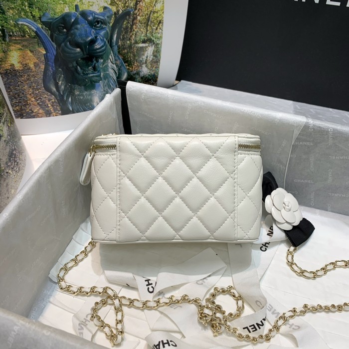  Handbag  Chanel  81158  size  16 9.5 8 cm