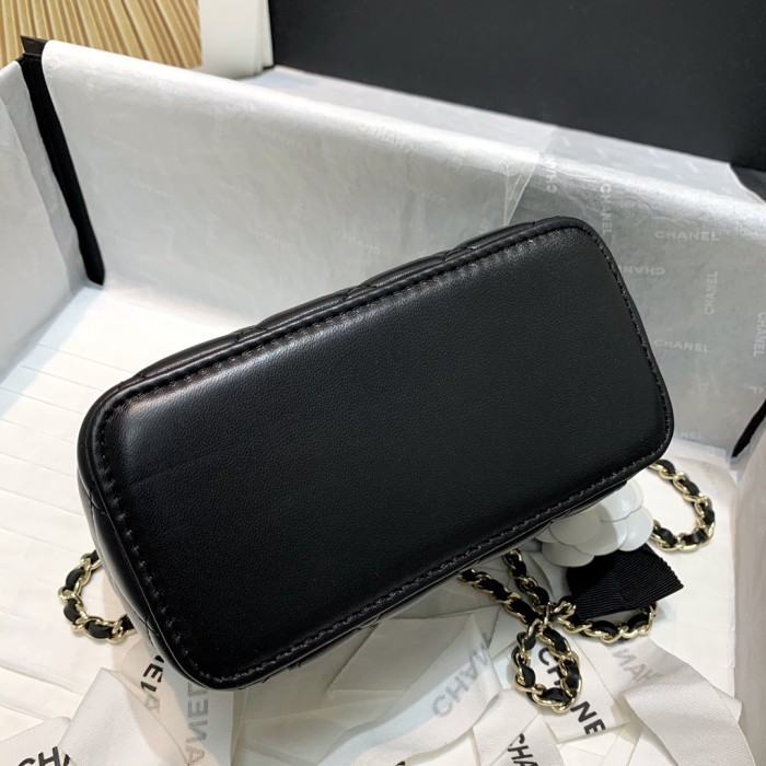  Handbag  Chanel 81158 size  16 9.5 8 cm