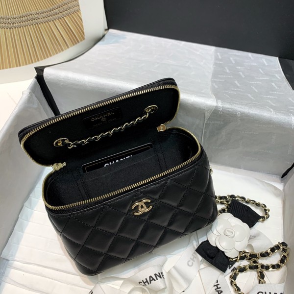  Handbag  Chanel 81158 size  16 9.5 8 cm