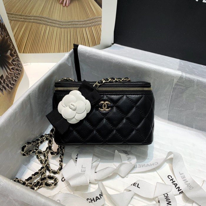  Handbag  Chanel 81158 size  16 9.5 8 cm