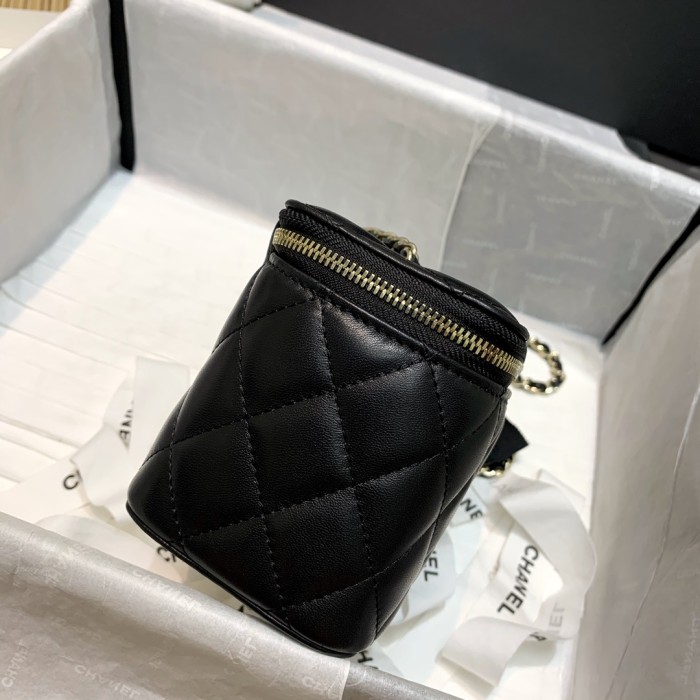  Handbag  Chanel 81158 size  16 9.5 8 cm