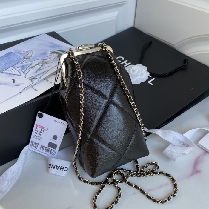  Handbag  Chanel  size  11×19.5×6 cm