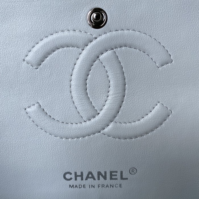  Handbag  Chanel A01112  size  15.5x25.5x6.5 cm