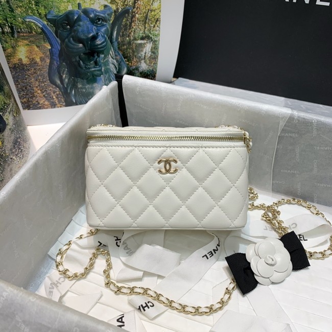  Handbag  Chanel  81158  size  16 9.5 8 cm