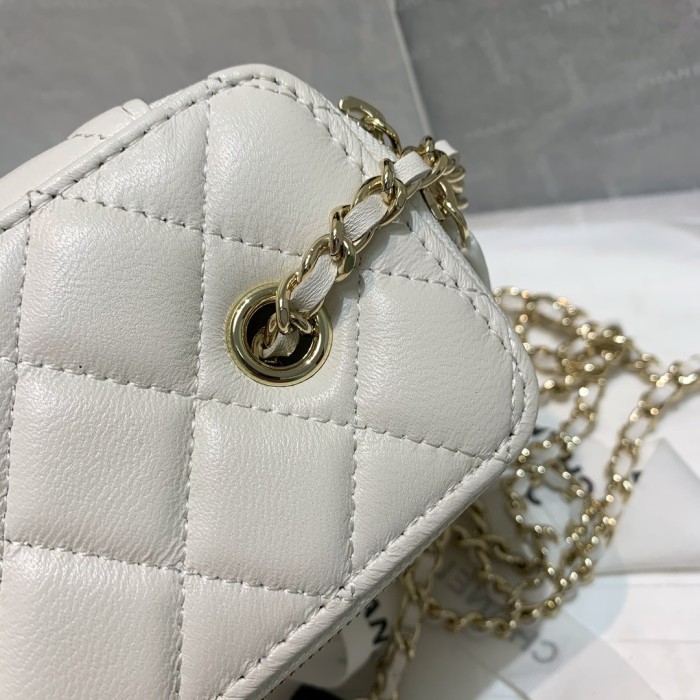  Handbag  Chanel  81158  size  16 9.5 8 cm
