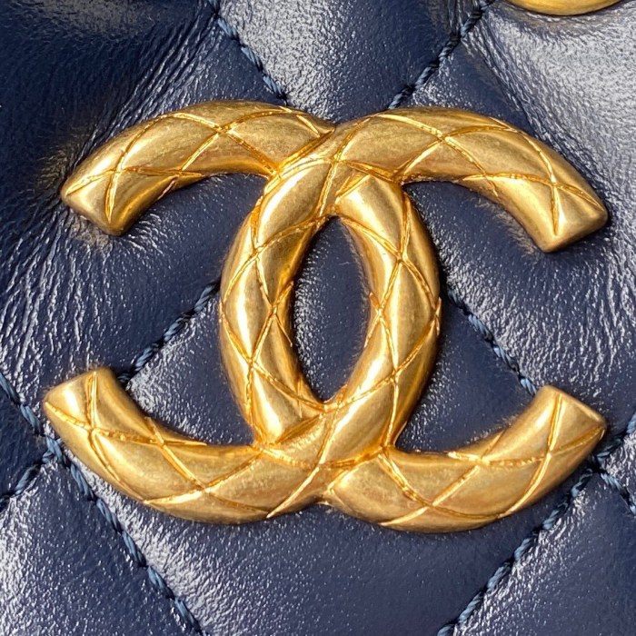  Handbag  Chanel  AS2716 size 19x15x12.5 cm