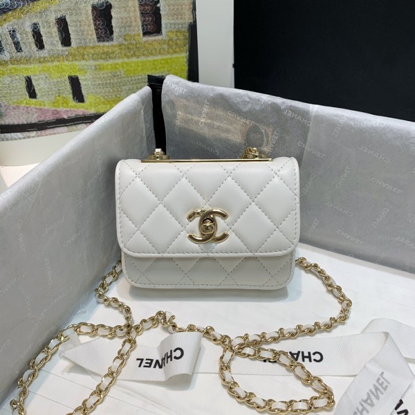  Handbag  Chanel 82768  size  12.5 2.5 9 cm