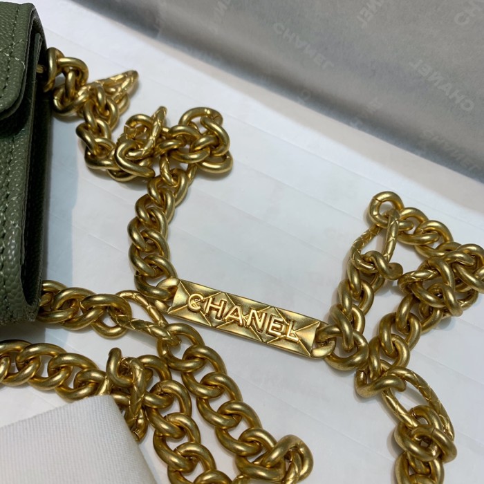  Handbag  Chanel 81156 size  12 9 2.5 cm 