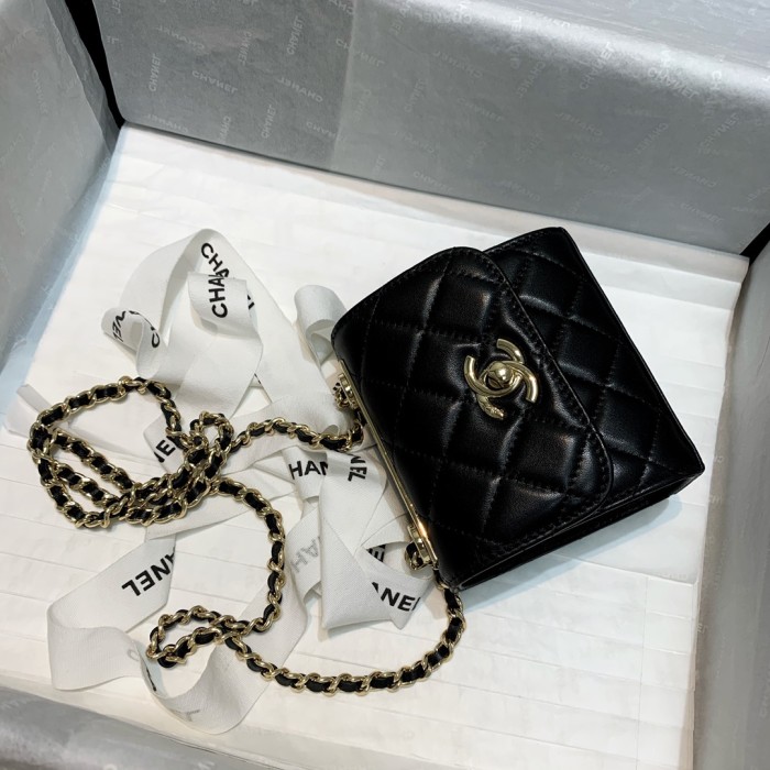  Handbag  Chanel  82769  size  11 11 5 cm