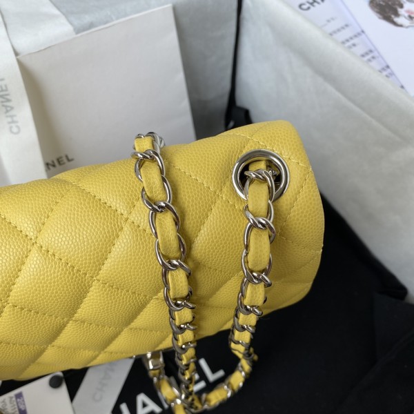  Handbag  Chanel  size 17 cm