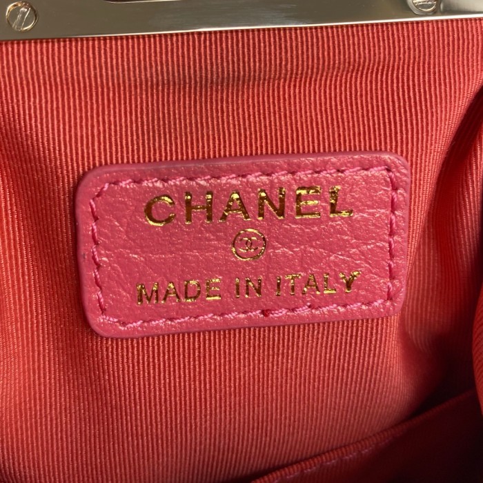  Handbag  Chanel size  11×19.5×6 cm