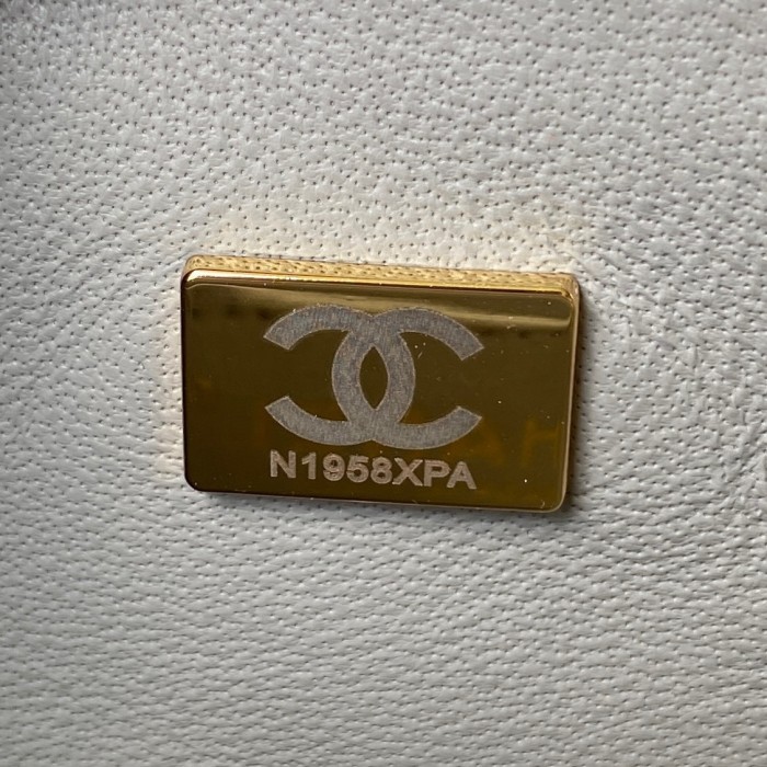  Handbag  Chanel  size  17 cm