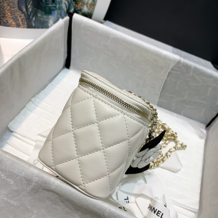  Handbag  Chanel  81158  size  16 9.5 8 cm