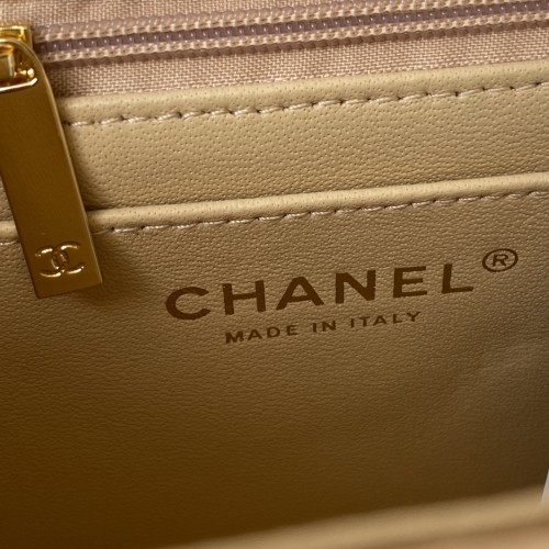  Handbag  Chanel   size  17 cm