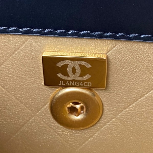 Handbag  Chanel AS2714 size  12×20×6 cm