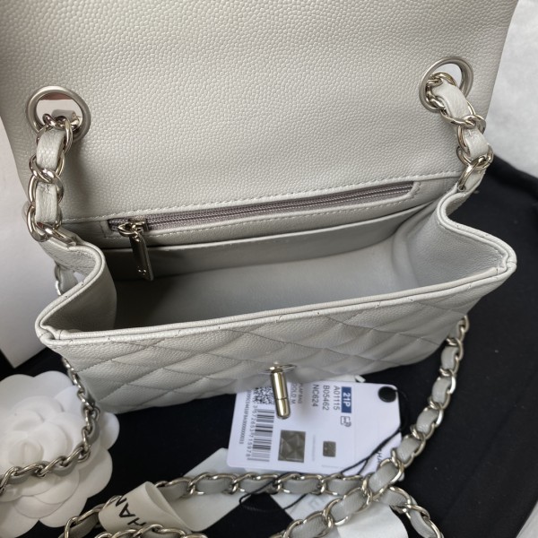  Handbag  Chanel  size 17 cm