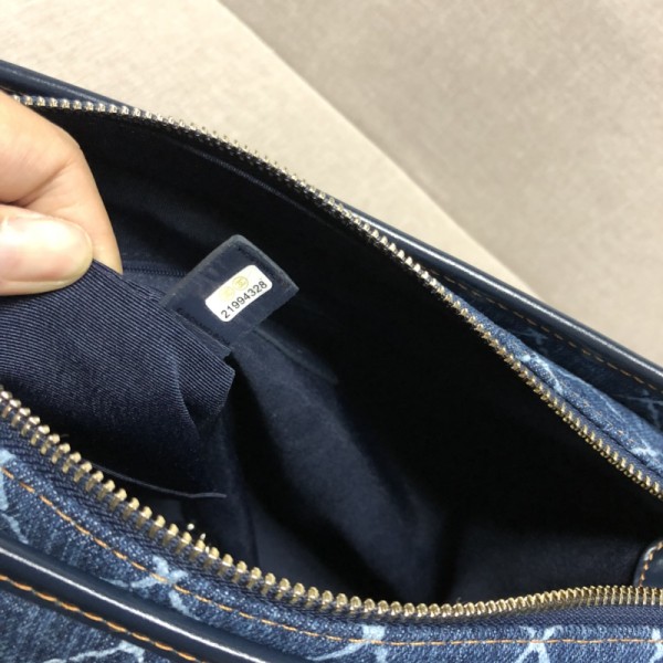  Handbag  Chanel 93824 size 28×10×22 cm