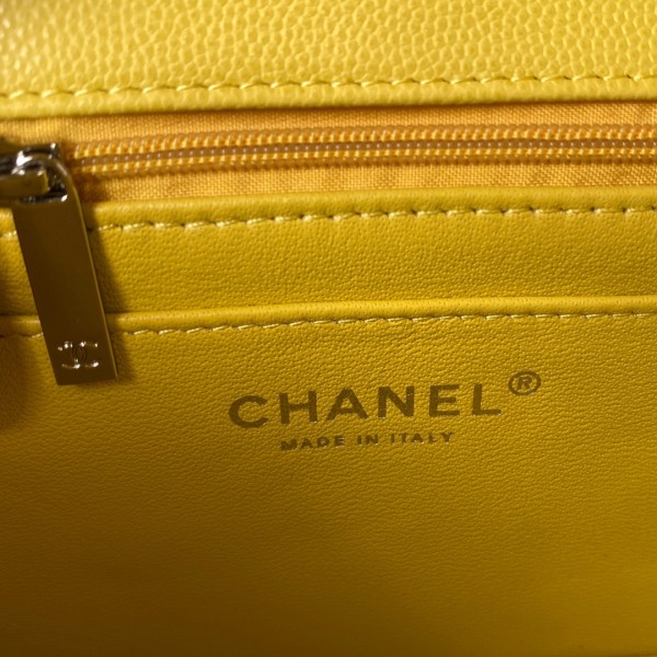  Handbag  Chanel  size 17 cm