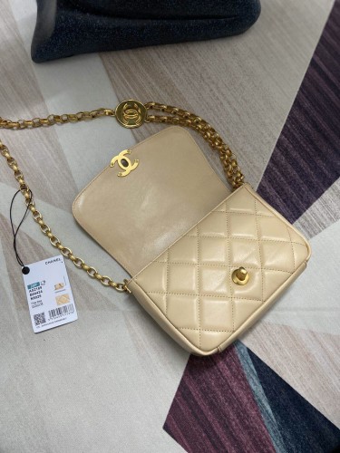  Handbag  Chanel AS2189  size 14x17.5x6 cm