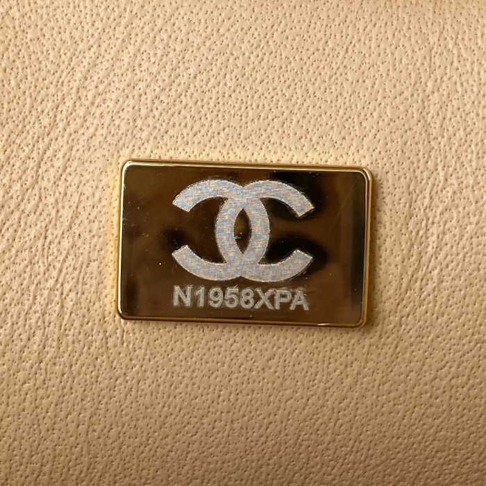  Handbag  Chanel   size  17 cm