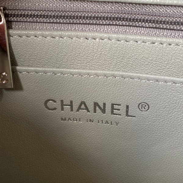  Handbag  Chanel  size 17 cm