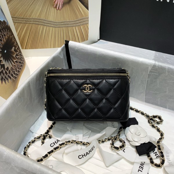  Handbag  Chanel 81158 size  16 9.5 8 cm