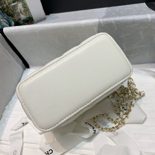  Handbag  Chanel  81158  size  16 9.5 8 cm
