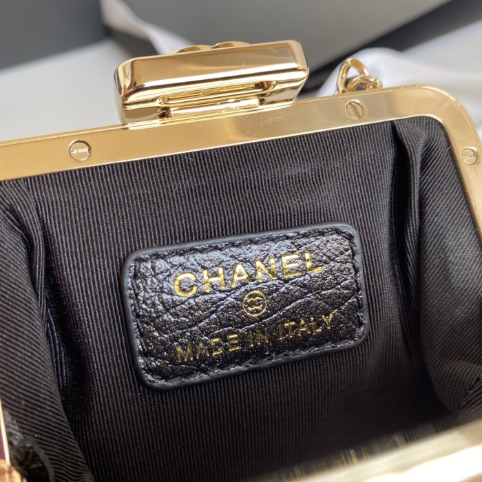  Handbag  Chanel  size  11×19.5×6 cm
