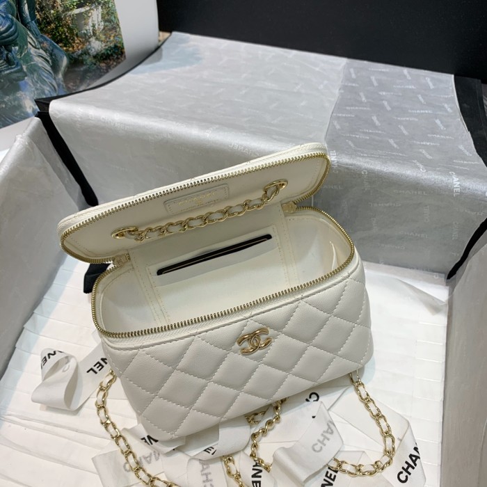  Handbag  Chanel  81158  size  16 9.5 8 cm