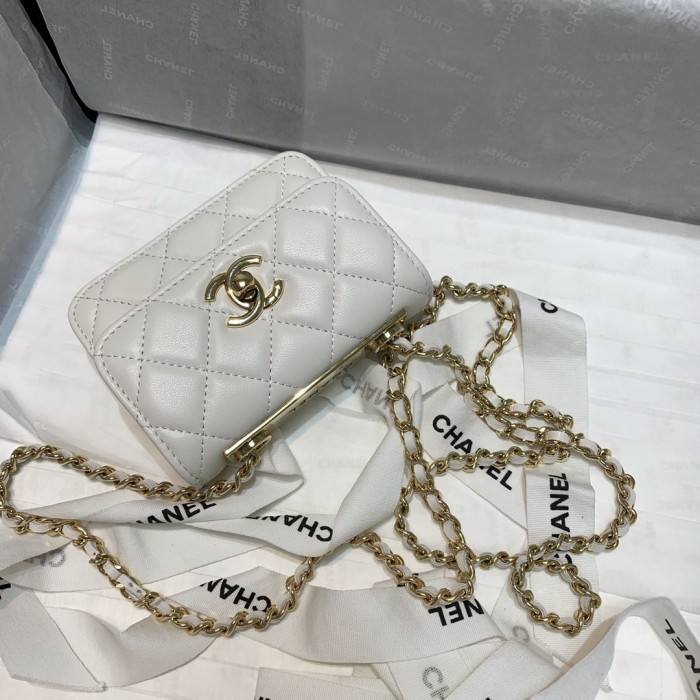  Handbag  Chanel 82768  size  12.5 2.5 9 cm