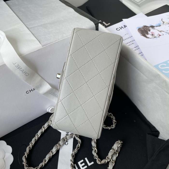  Handbag  Chanel  size 17 cm