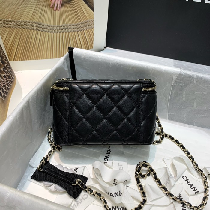  Handbag  Chanel 81158 size  16 9.5 8 cm
