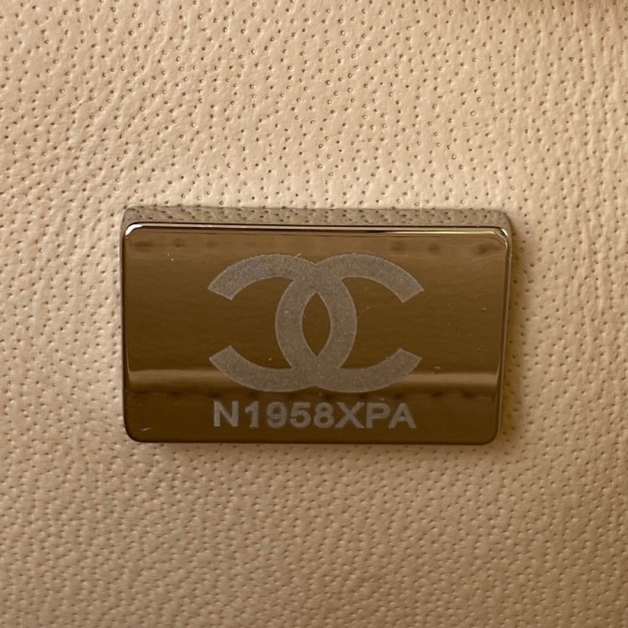  Handbag  Chanel  size 17 cm