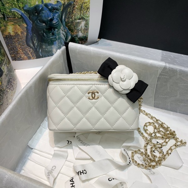  Handbag  Chanel  81158  size  16 9.5 8 cm