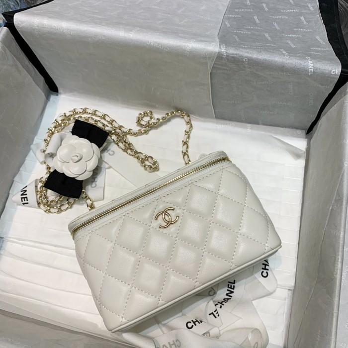  Handbag  Chanel  81158  size  16 9.5 8 cm