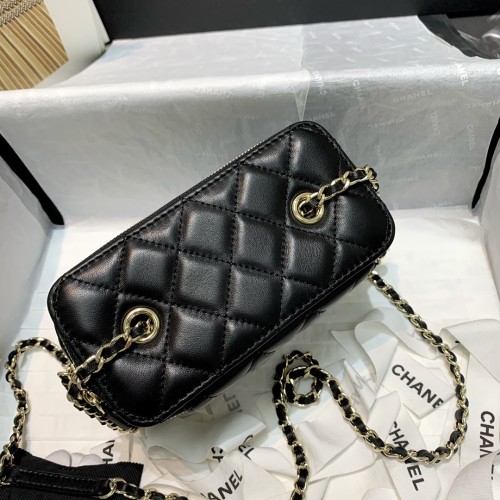  Handbag  Chanel 81158 size  16 9.5 8 cm