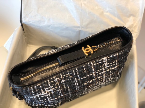  Handbag  Chanel 8022 size  28 cm