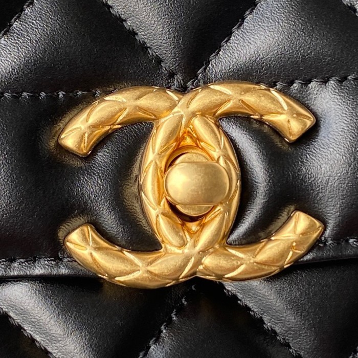  Handbag  Chanel AS2714 size  12×20×6 cm