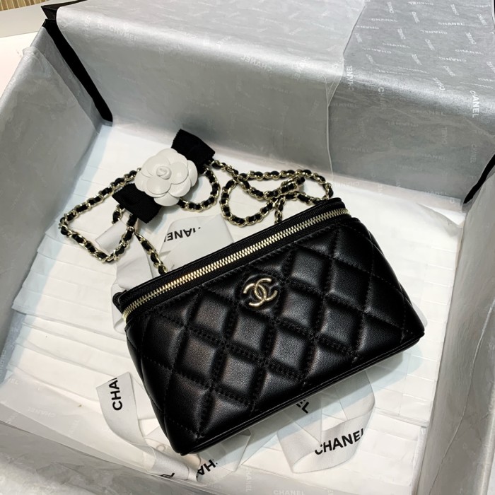  Handbag  Chanel 81158 size  16 9.5 8 cm
