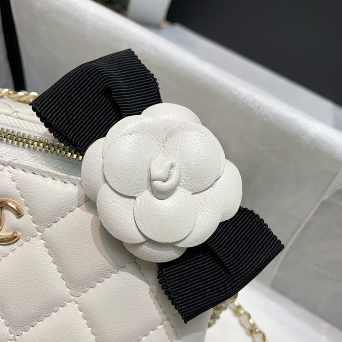  Handbag  Chanel  81158  size  16 9.5 8 cm