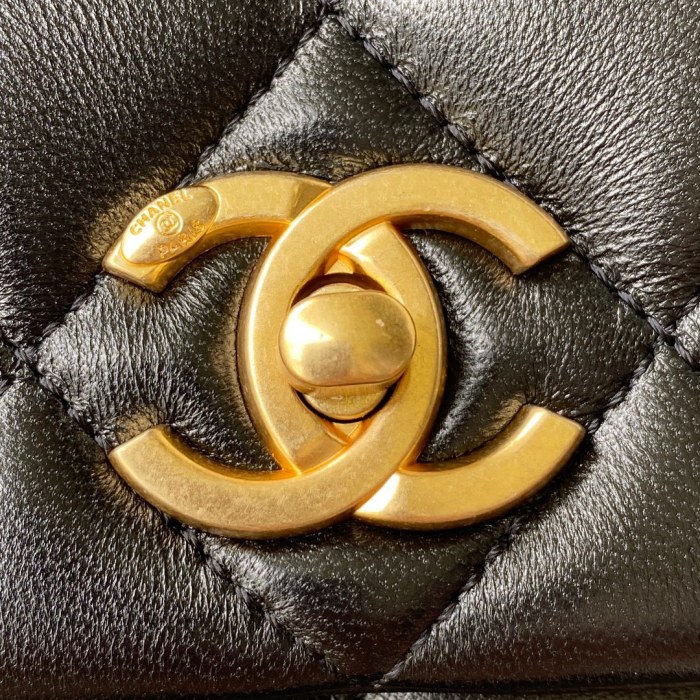  Handbag  Chanel AS2733  size  17×12.5×5 cm
