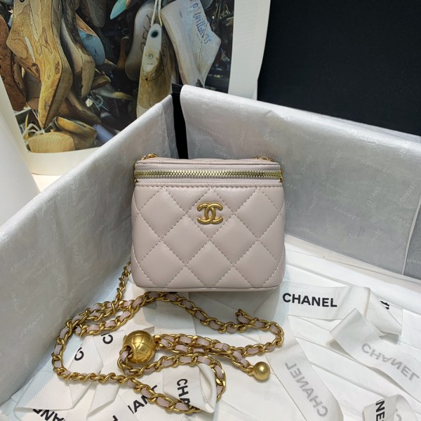  Handbag Chanel 81136  size 10.5 8.5 7 cm